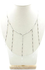 Collar Tears acero inoxidable plateado en busto blanco, ideal para lucir con escotes en V, o prendas lisas. - delacabra