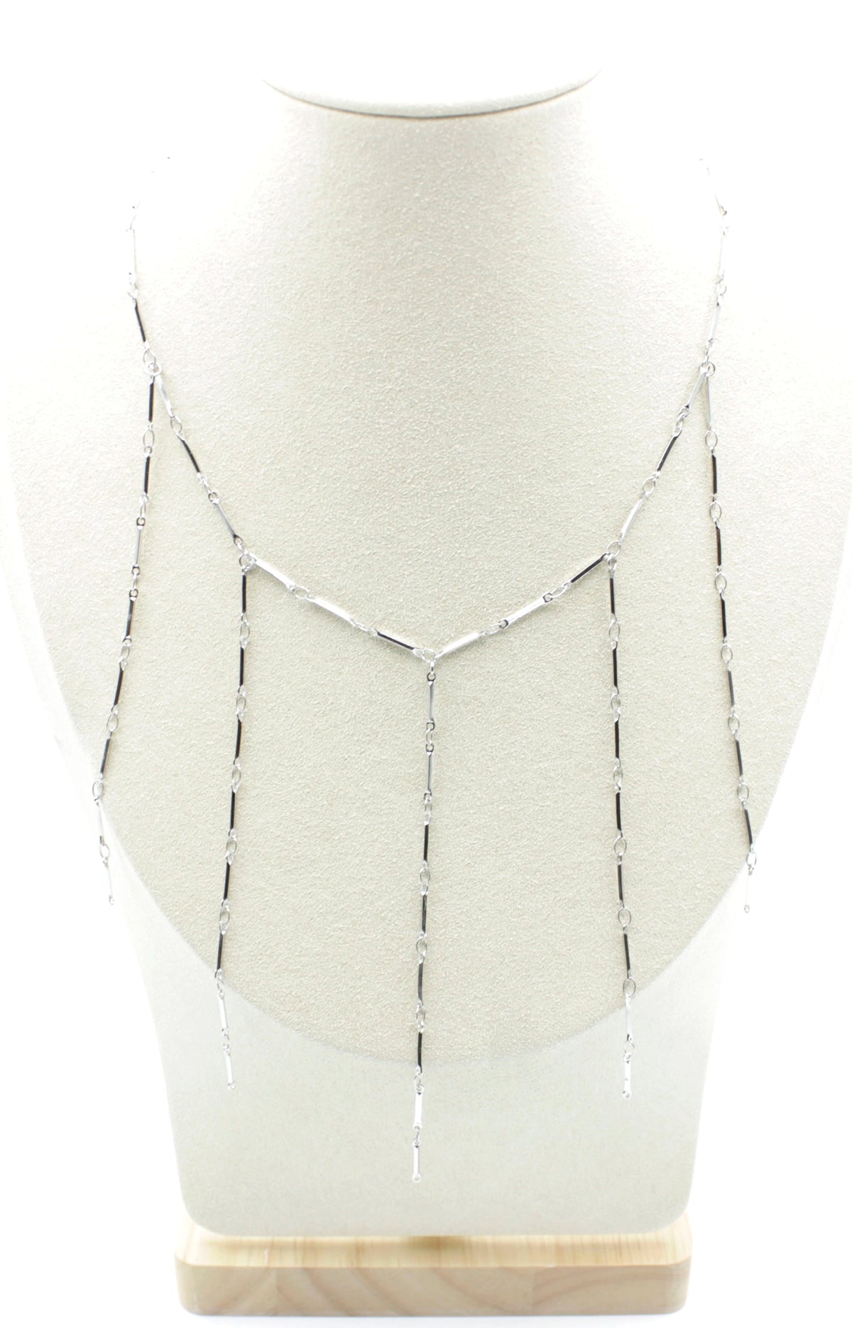 Collar Tears acero inoxidable plateado en busto blanco, ideal para lucir con escotes en V, o prendas lisas. - delacabra