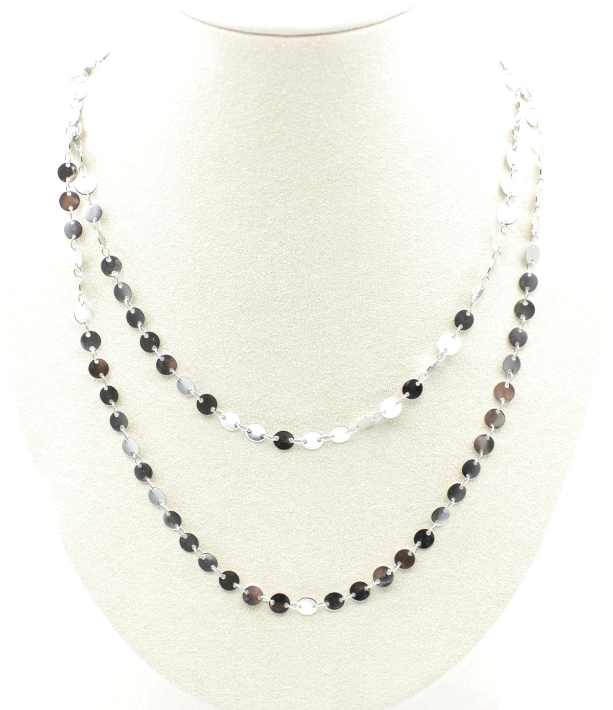Collar Triple Oak acero inoxidable plateado en un expositor blanco, destellos y mucha luz, diseño que no pasa de moda. - DELACABRA