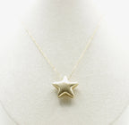 Collar Written in the Stars acero inoxidable dorado, colgante acabado pulido en forma de estrella tridimensional que aporta volúmen y luz. - DELACABRA