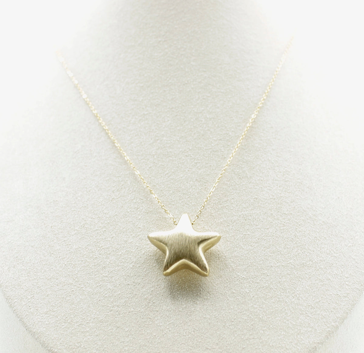 Collar Written in the Stars acero inoxidable dorado, colgante acabado pulido en forma de estrella tridimensional que aporta volúmen y luz. - DELACABRA
