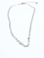 Collar Zaira acero inoxidable plateado tiene un toque sutil de brillo, ligero y cómodo de llevar. - DELACABRA