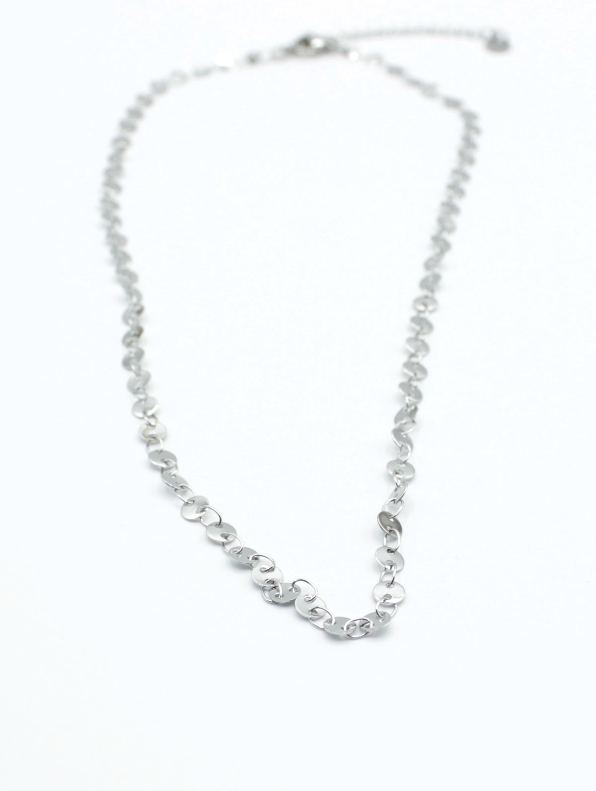 Collar Zaira acero inoxidable plateado tiene un toque sutil de brillo, ligero y cómodo de llevar. - DELACABRA