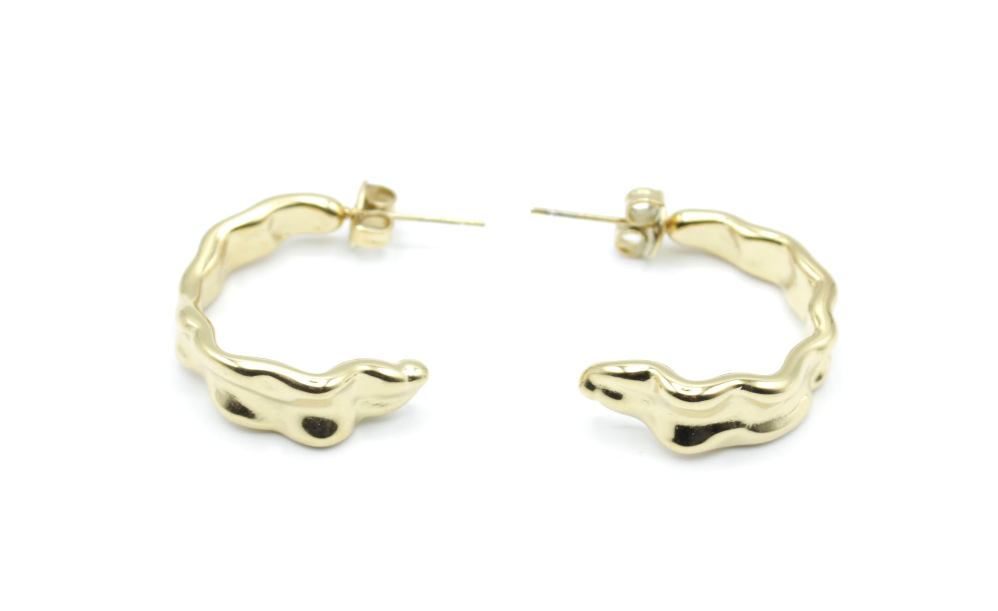 Aros Celeste dorados con diseño irregular ondulado, fabricados en acero inoxidable hipoalergénico, resistentes al agua y con cierre mariposa.