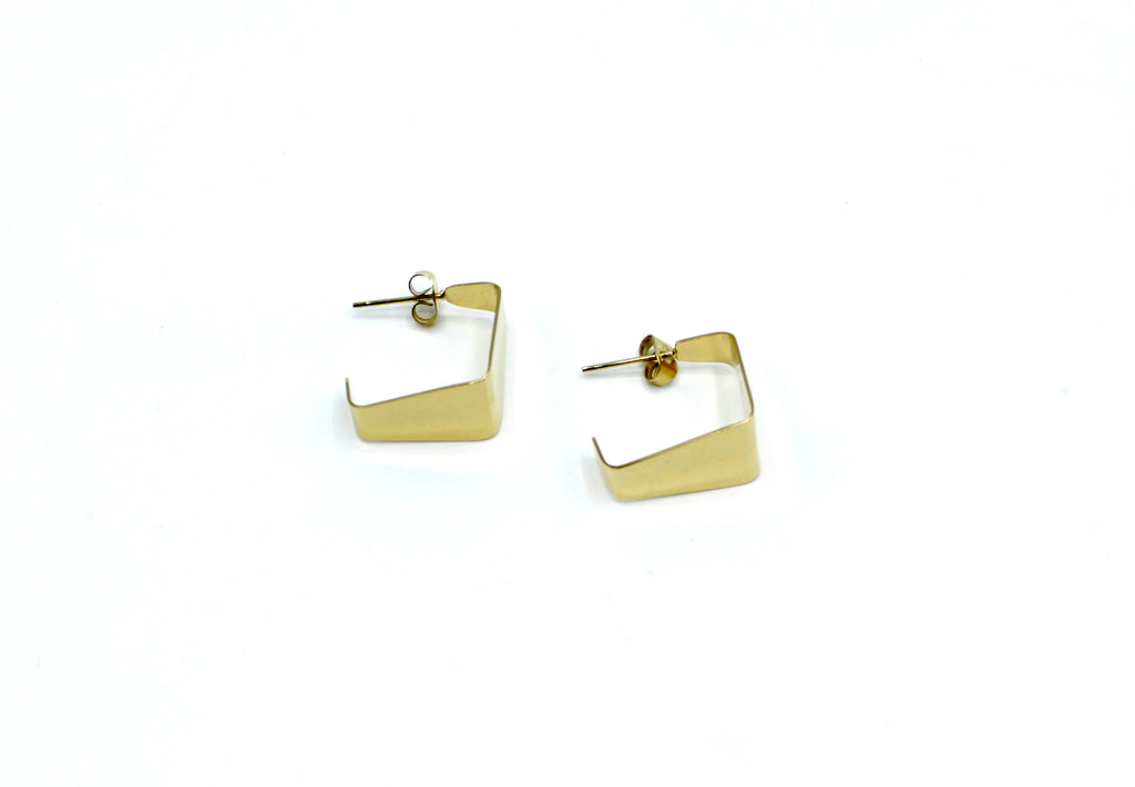 Aros abiertos B Square dorados en acero inoxidable hipoalergénico, resistentes al agua, con diseño cuadrado elegante y cierre mariposa.