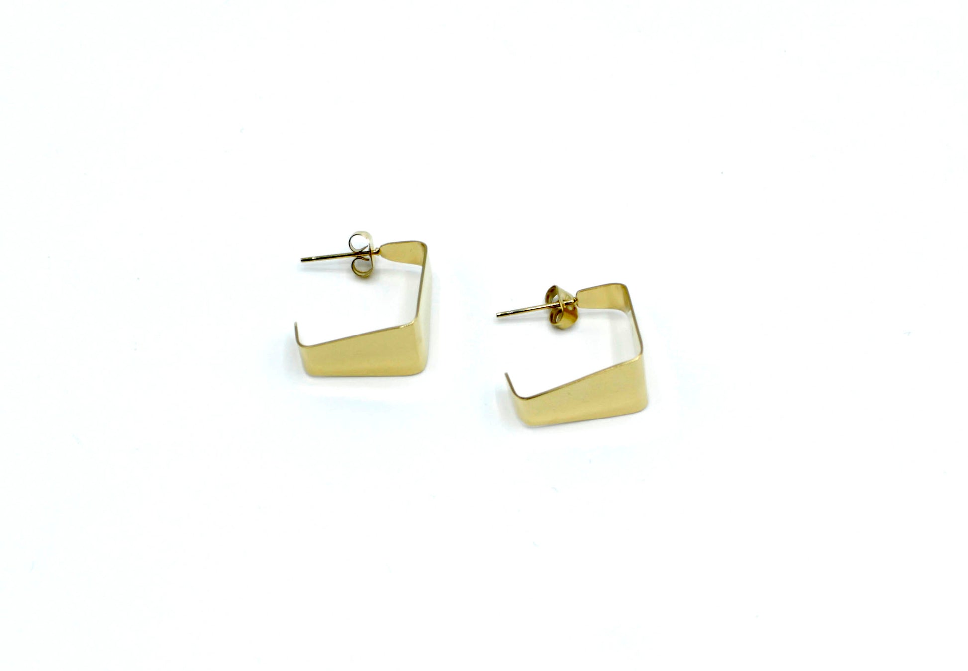 Aros abiertos B Square dorados en acero inoxidable hipoalergénico, resistentes al agua, con diseño cuadrado elegante y cierre mariposa.