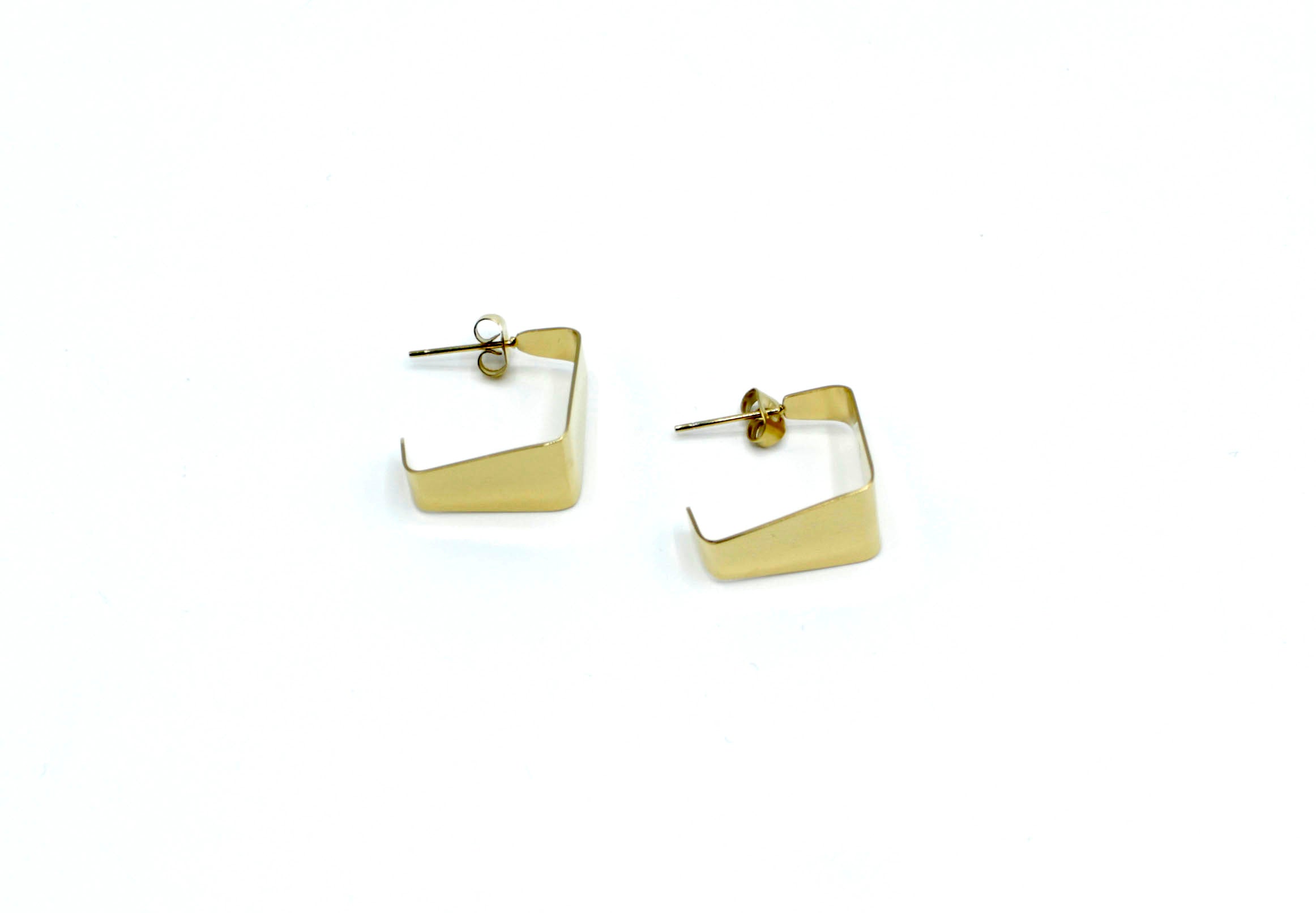 Aros abiertos B Square dorados en acero inoxidable hipoalergénico, resistentes al agua, con diseño cuadrado elegante y cierre mariposa.