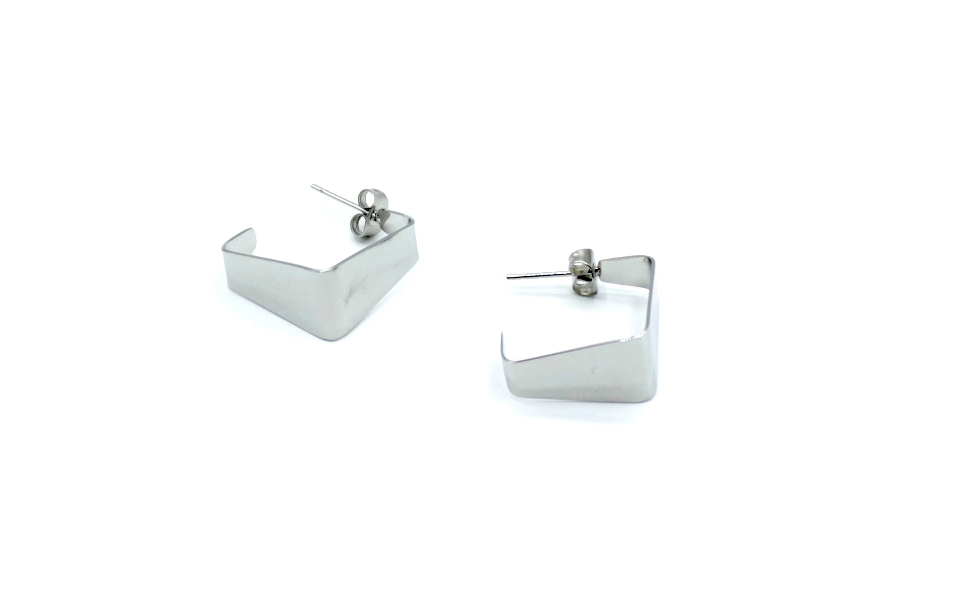 Aros abiertos B Square plateados en acero inoxidable hipoalergénico, resistentes al agua, con diseño cuadrado minimalista y cierre a presión mariposa.