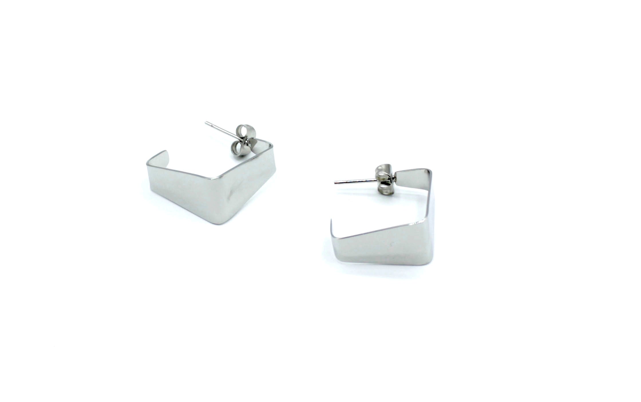 Aros abiertos B Square plateados en acero inoxidable hipoalergénico, resistentes al agua, con diseño cuadrado minimalista y cierre a presión mariposa.