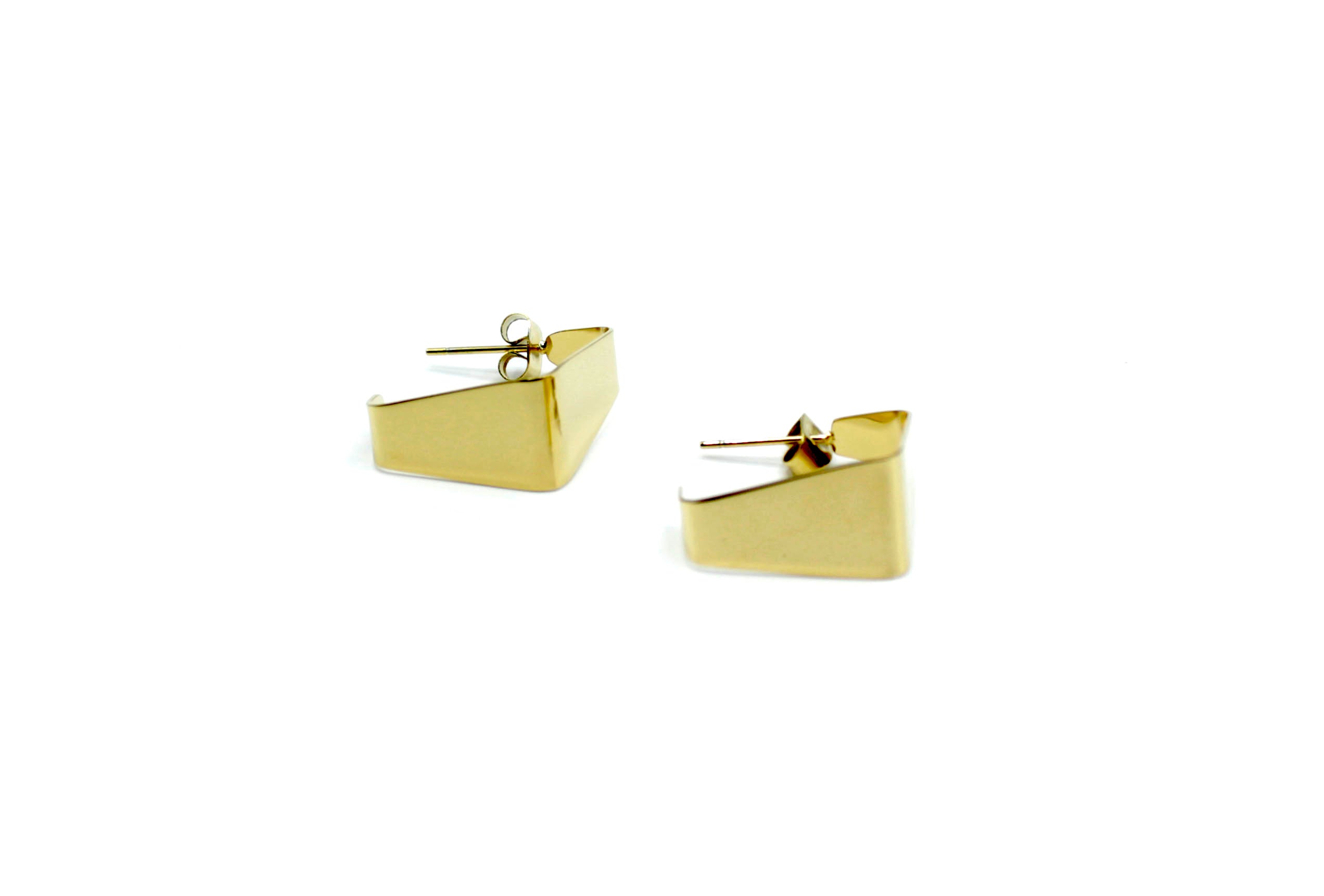 Pendientes B Square dorados de aro abierto con diseño cuadrado geométrico, acero inoxidable hipoalergénico y resistente al agua, cierre mariposa.
