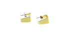 Pendientes cuadrados B Square dorados, fabricados en acero inoxidable hipoalergénico y resistente al agua, diseño minimalista y cierre mariposa.