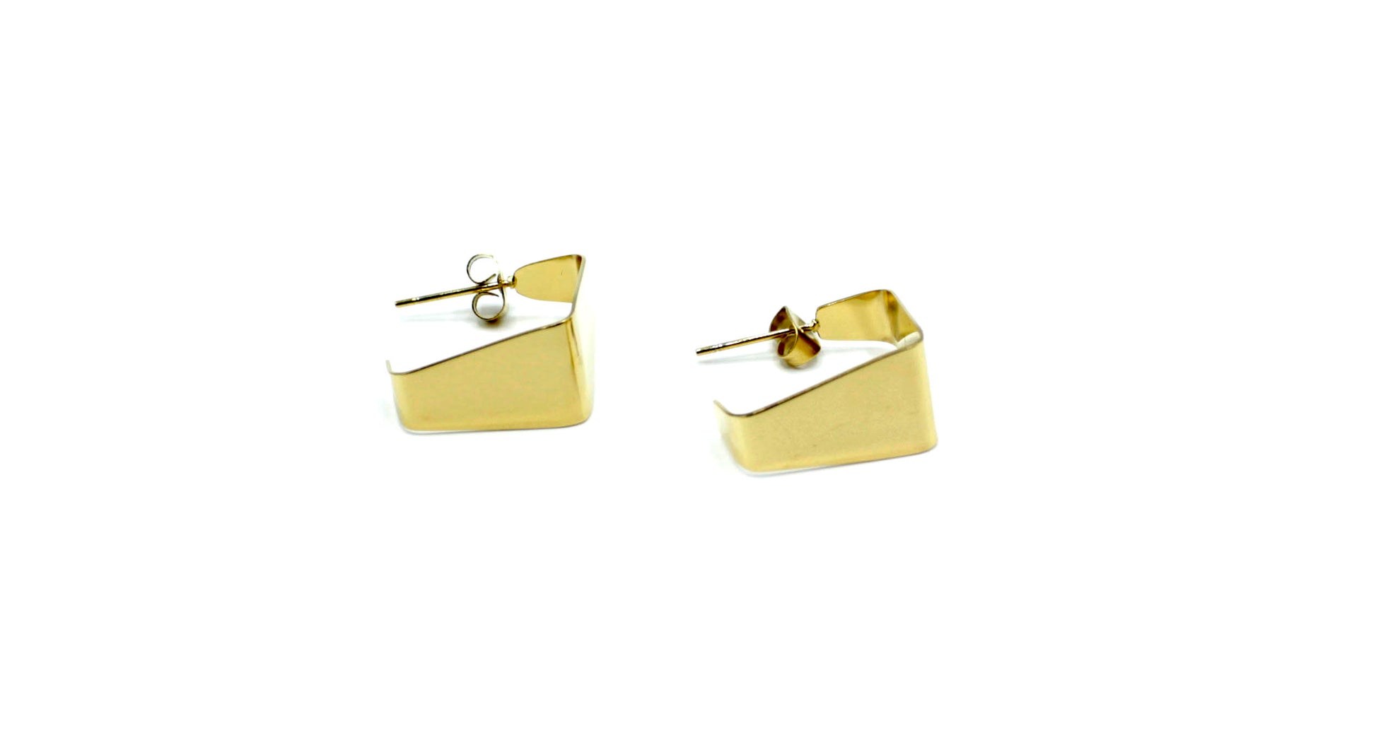 Pendientes cuadrados B Square dorados, fabricados en acero inoxidable hipoalergénico y resistente al agua, diseño minimalista y cierre mariposa.