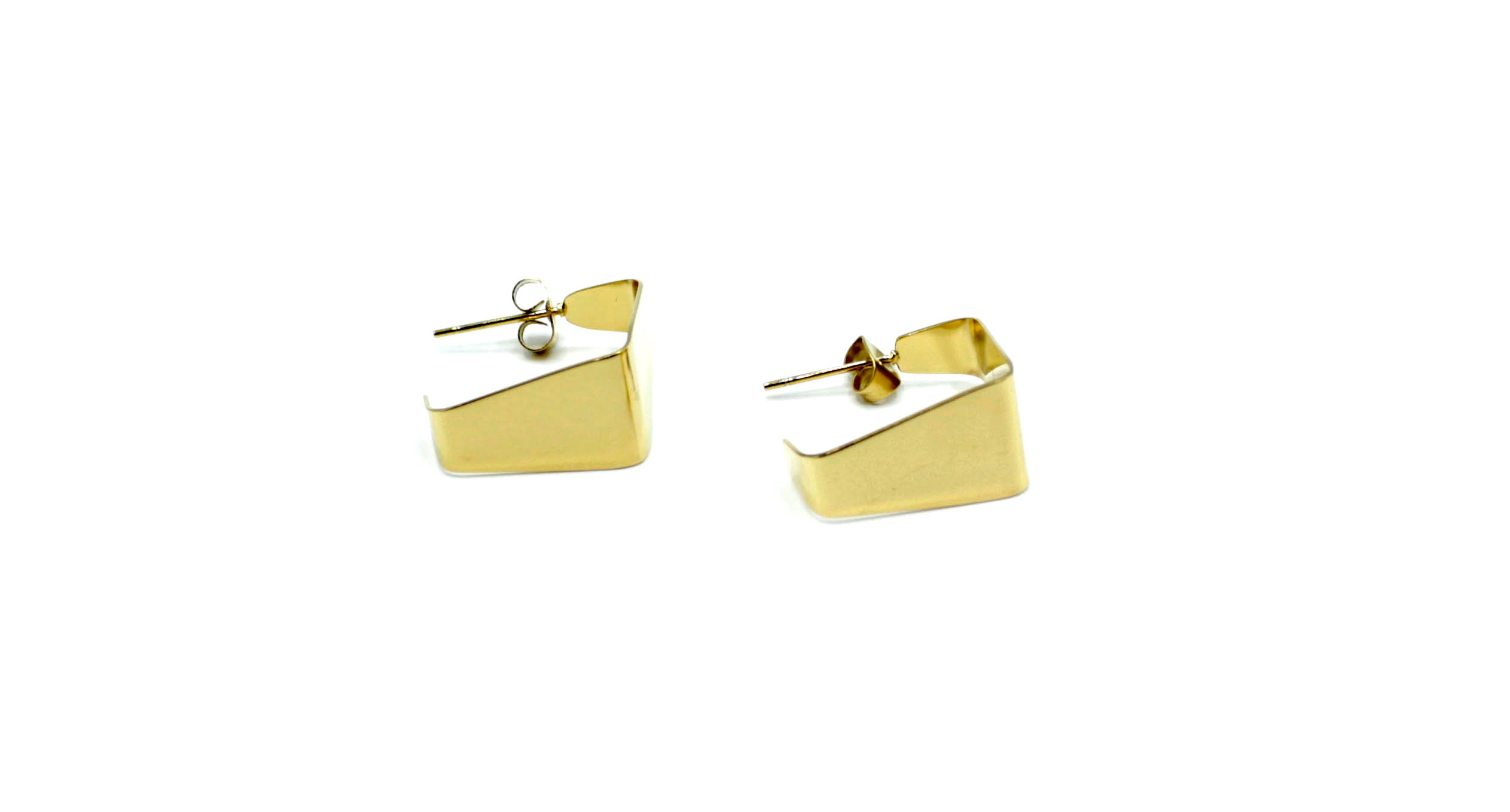 Pendientes cuadrados B Square dorados, fabricados en acero inoxidable hipoalergénico y resistente al agua, diseño minimalista y cierre mariposa.