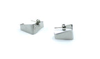 Pendientes cuadrados B Square plateados de acero inoxidable hipoalergénico y resistente al agua, estilo moderno con cierre mariposa.