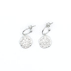 Pendientes Polar de aro abierto plateado con colgante circular grabado en forma de estrella, acero inoxidable hipoalergénico y resistente al agua, cierre mariposa.