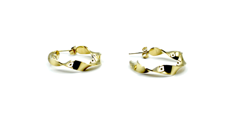 Pendientes River dorados de aro abierto con diseño retorcido irregular, fabricados en acero inoxidable hipoalergénico y resistente al agua, cierre mariposa.