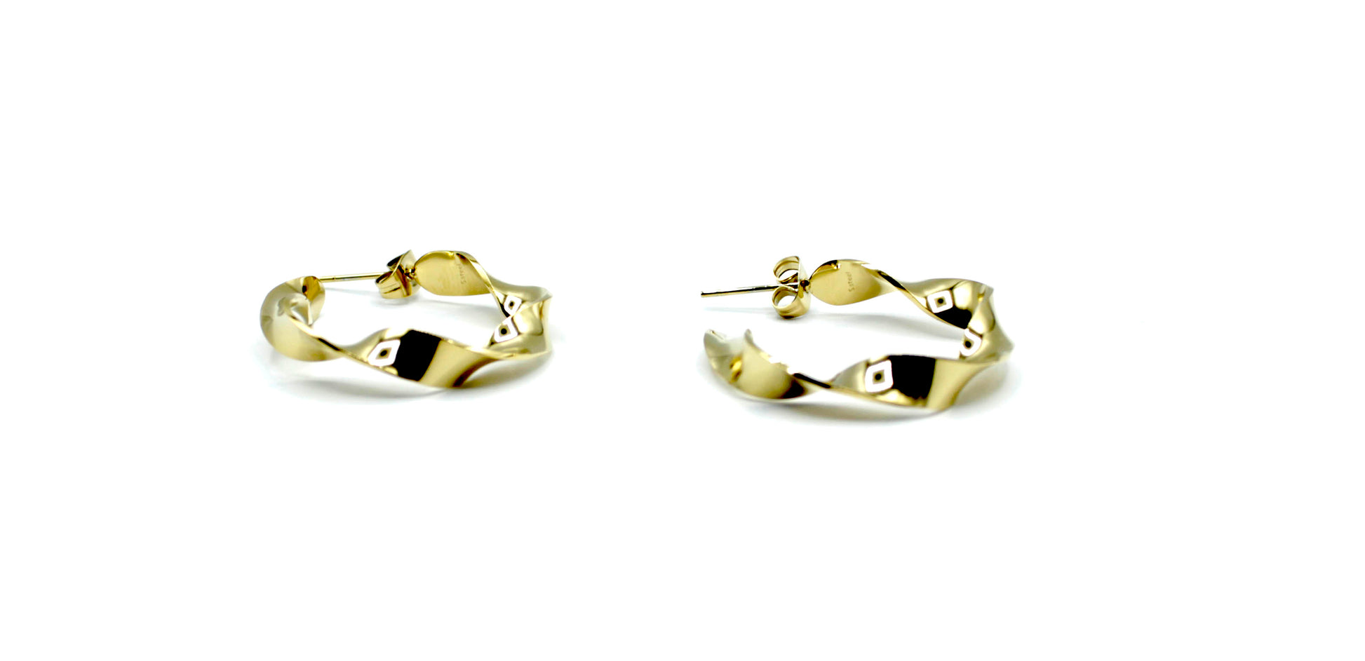 Pendientes River dorados de aro abierto con diseño retorcido irregular, fabricados en acero inoxidable hipoalergénico y resistente al agua, cierre mariposa.
