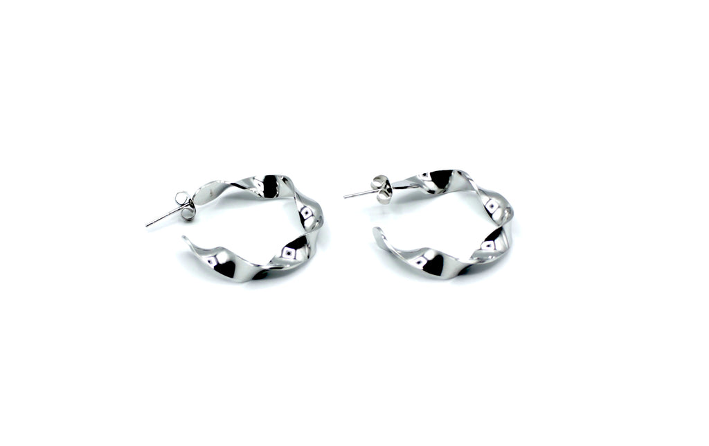 Pendientes River plateados de aro abierto con diseño retorcido, fabricados en acero inoxidable hipoalergénico y resistentes al agua, cierre mariposa.