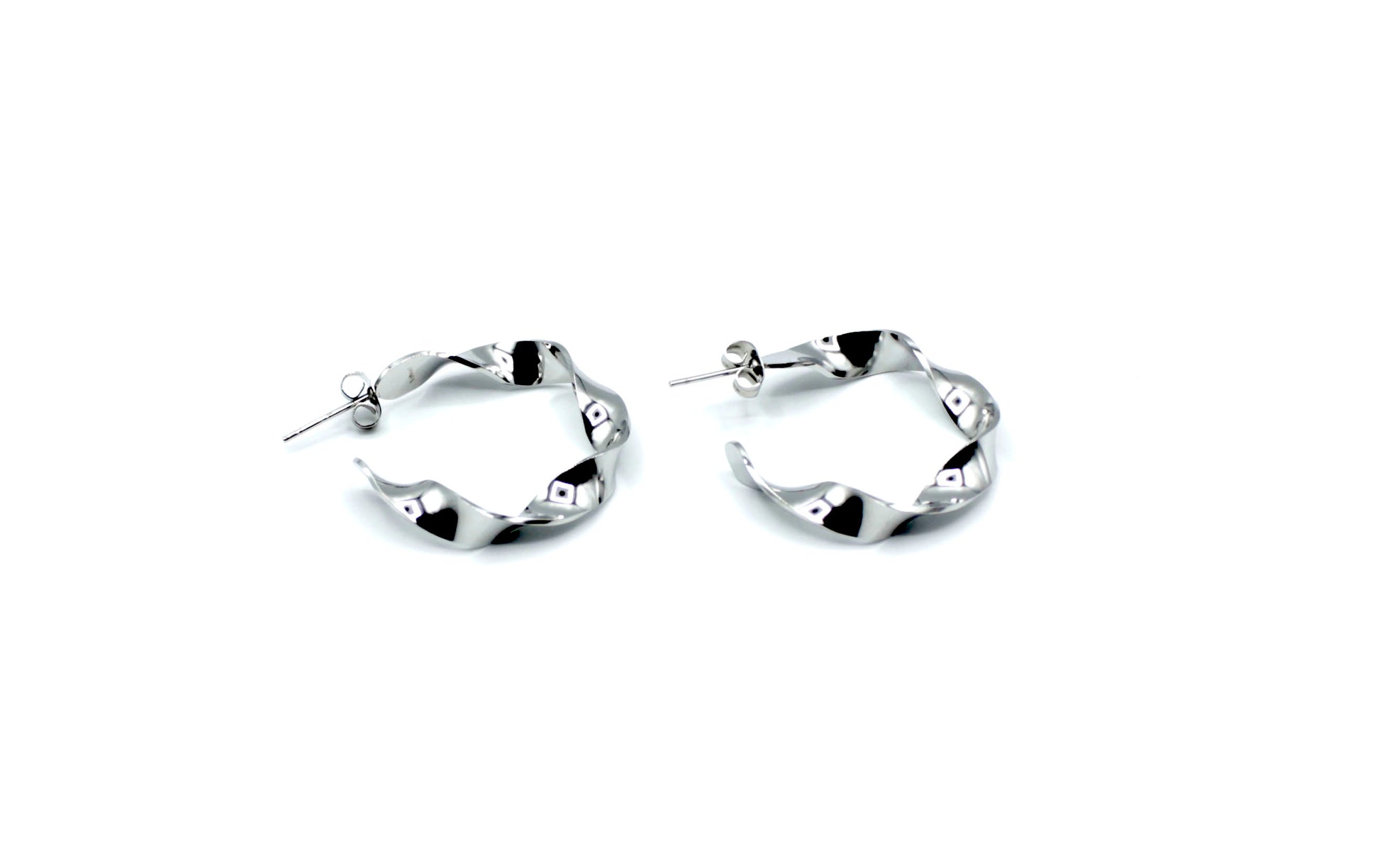 Pendientes River plateados de aro abierto con diseño retorcido, fabricados en acero inoxidable hipoalergénico y resistentes al agua, cierre mariposa.