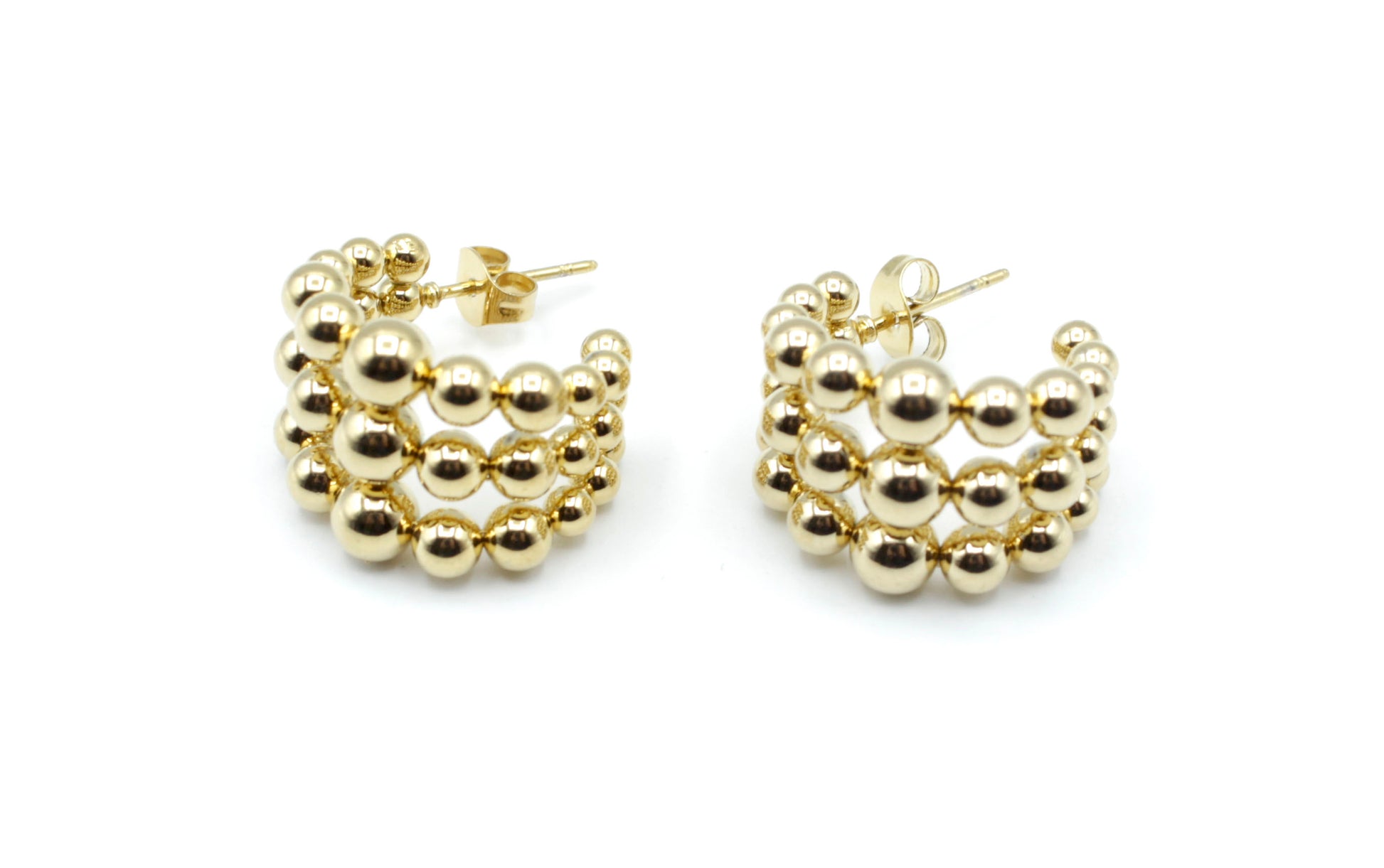 Pendientes Tiny de aro abierto dorado en acero inoxidable, hipoalergénicos y resistentes al agua, con cierre mariposa clásico.