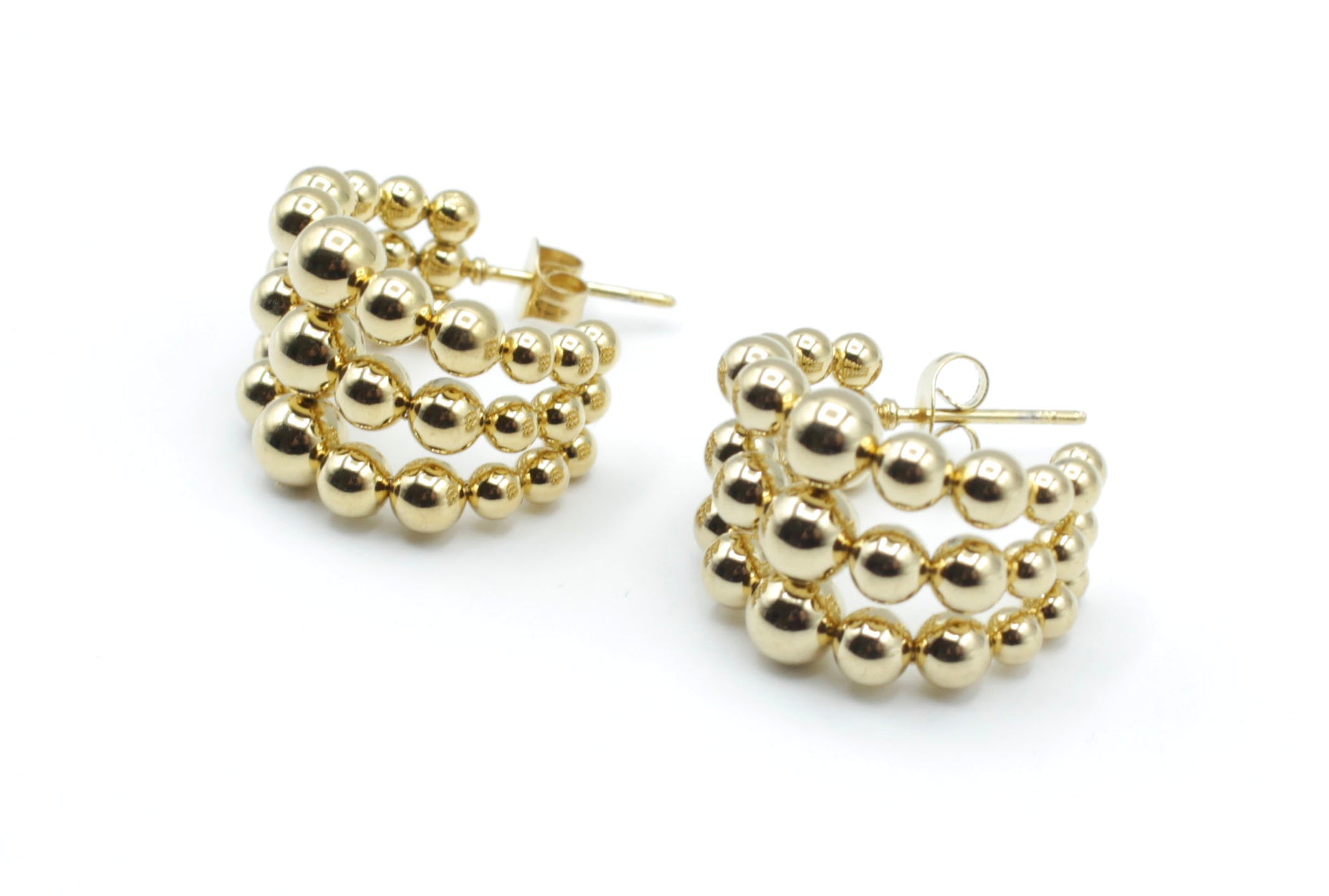 Pendientes Tiny dorados de aro abierto con diseño de esferas en relieve, acero inoxidable hipoalergénico y resistentes al agua.