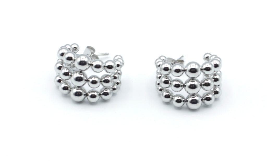 Pendientes de aro abierto en acero inoxidable plateado, hipoalergénicos y resistentes al agua, con diseño de esferas y cierre a presión tipo mariposa.
