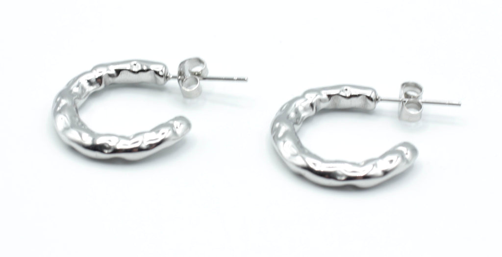 Pendientes Chunky plateados con forma gruesa y textura irregular, acero inoxidable hipoalergénico, resistente al agua y pensado para uso diario. DELACABRA