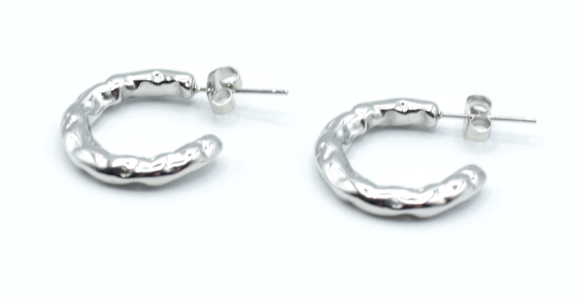 Pendientes Chunky plateados con forma gruesa y textura irregular, acero inoxidable hipoalergénico, resistente al agua y pensado para uso diario. DELACABRA