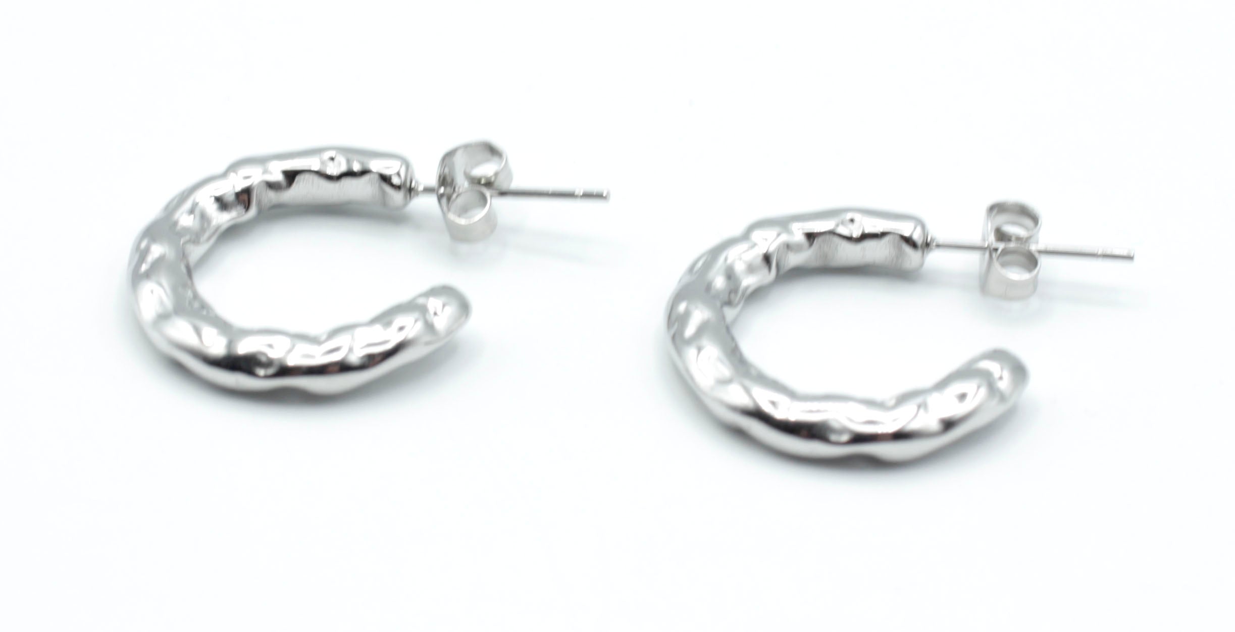 Pendientes Chunky plateados con forma gruesa y textura irregular, acero inoxidable hipoalergénico, resistente al agua y pensado para uso diario. DELACABRA