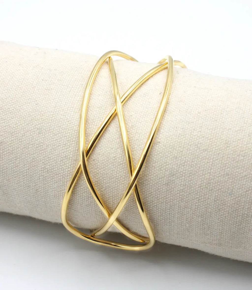 Brazalete dorado Jazmín sobre expositor, fabricado en acero inoxidable hipoalergénico y duradero - DELACABRA