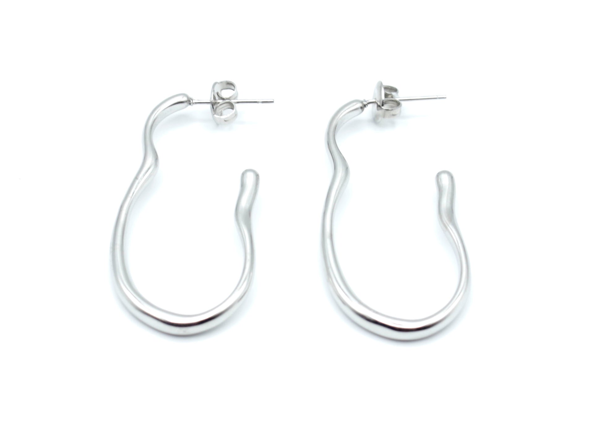 Pendientes Negroni en acabado plateado, forma curva fluida en acero inoxidable duradero -DELACABRA