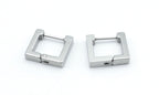 Detalle de los Pendientes Square en color plateado, fabricados en acero inoxidable hipoalergénico, resistentes al agua y de gran durabilidad. Cierre de bisagra fácil de usar. DELACABRA