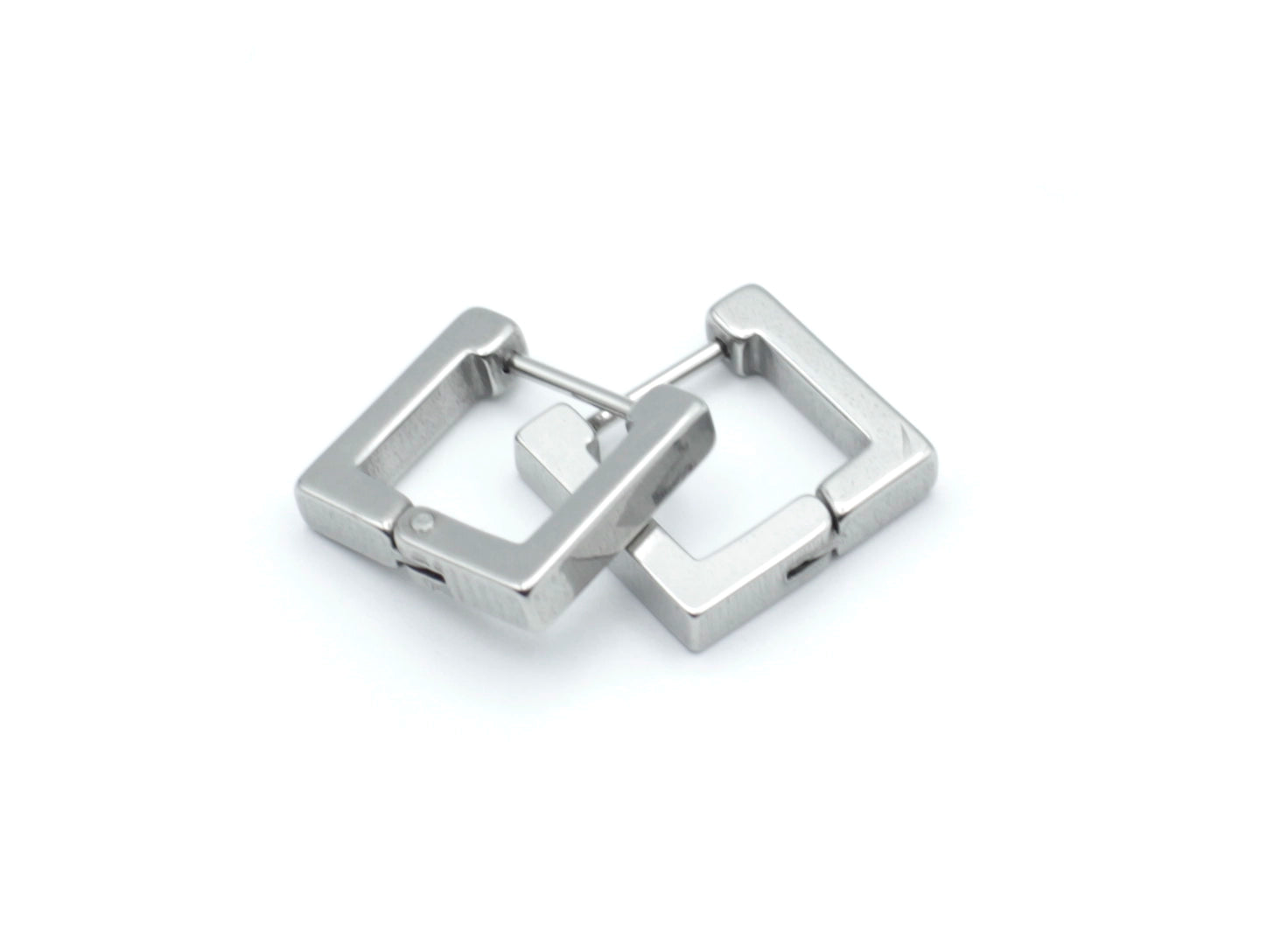 Pendientes Square plateados con diseño moderno en forma cuadrada, acero inoxidable hipoalergénico, resistente al agua y pensado para durar. Cierre de bisagra. DELACABRA
