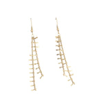 Pendientes largos de flecos dorados en acero inoxidable, diseño moderno y elegante.