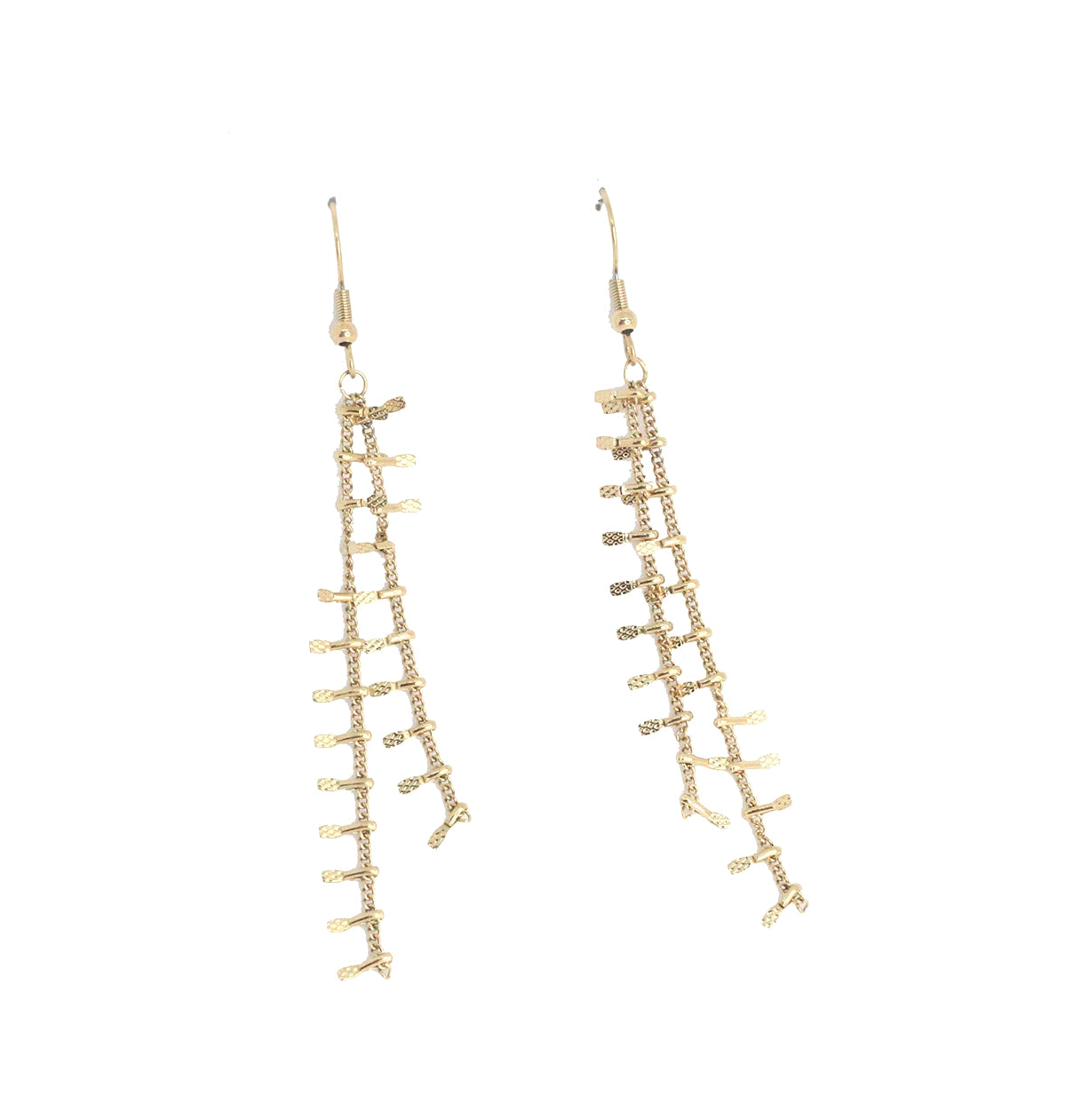Pendientes largos de flecos dorados en acero inoxidable, diseño moderno y elegante.