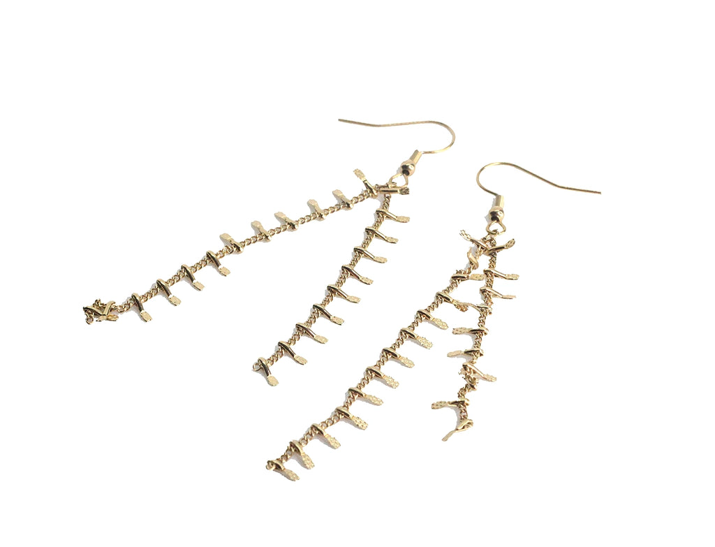 Pendientes  Flecos acero inoxidable dorado elegantes, ligeros cierre de gancho, diseño atemporal que luce con cualquier look. hipoalergénicos y elegantes. - DELACABRA