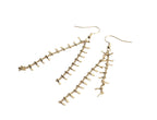 Pendientes largos de acero inoxidable dorado con diseño de flecos modernos sobre fondo blanco.
