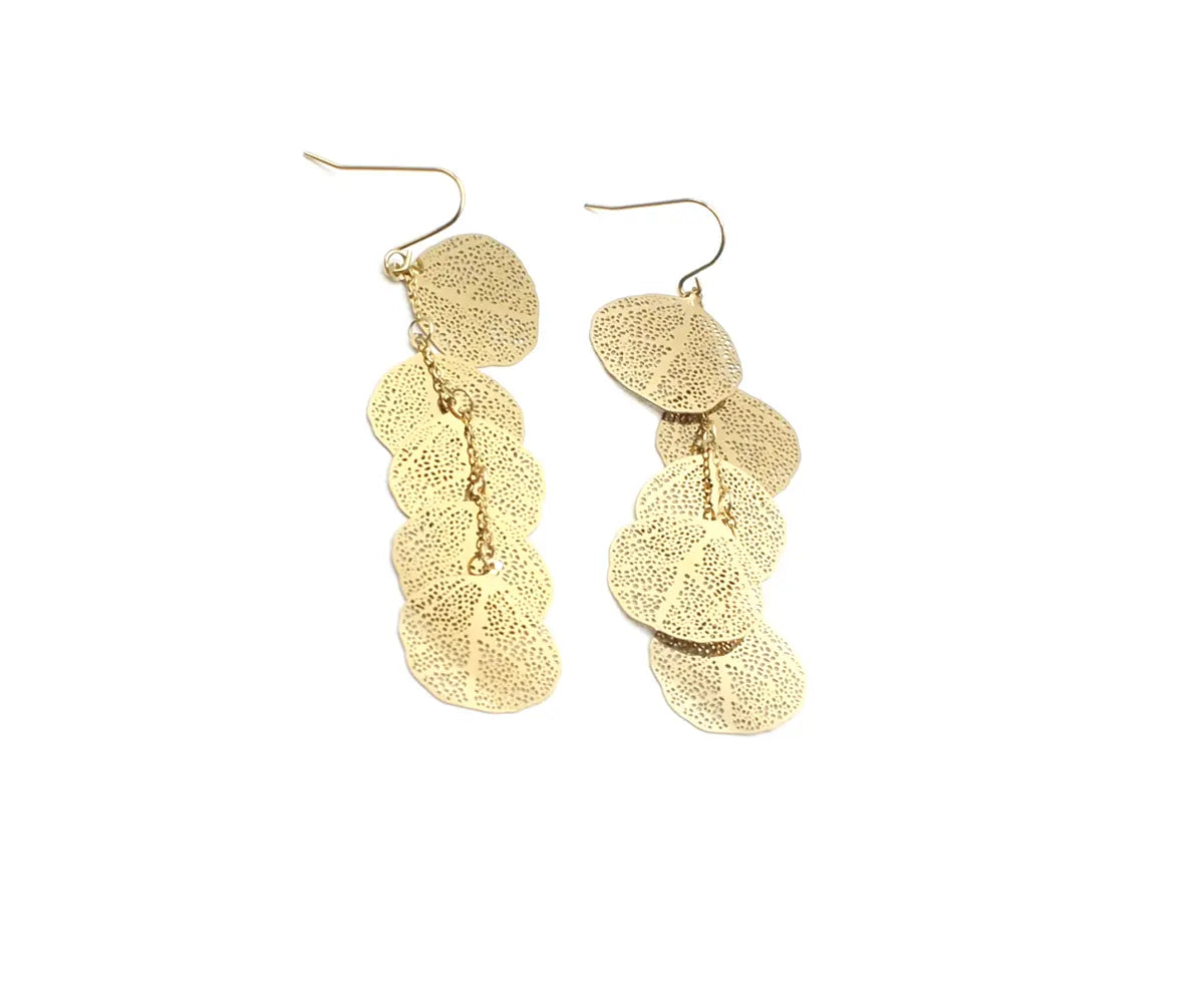 Pendientes largos de acero inoxidable dorado con diseño de cinco círculos calados unidos por una cadena de eslabones. Delacabra