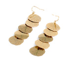 Pendientes largos de acero inoxidable dorado con diseño de placas texturizadas y efecto brillante.