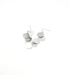Pendientes Guía acero inoxidable plateado foto artística reseña de acabado brillante, hipoalergénicos y resistentes al agua. Delacabra