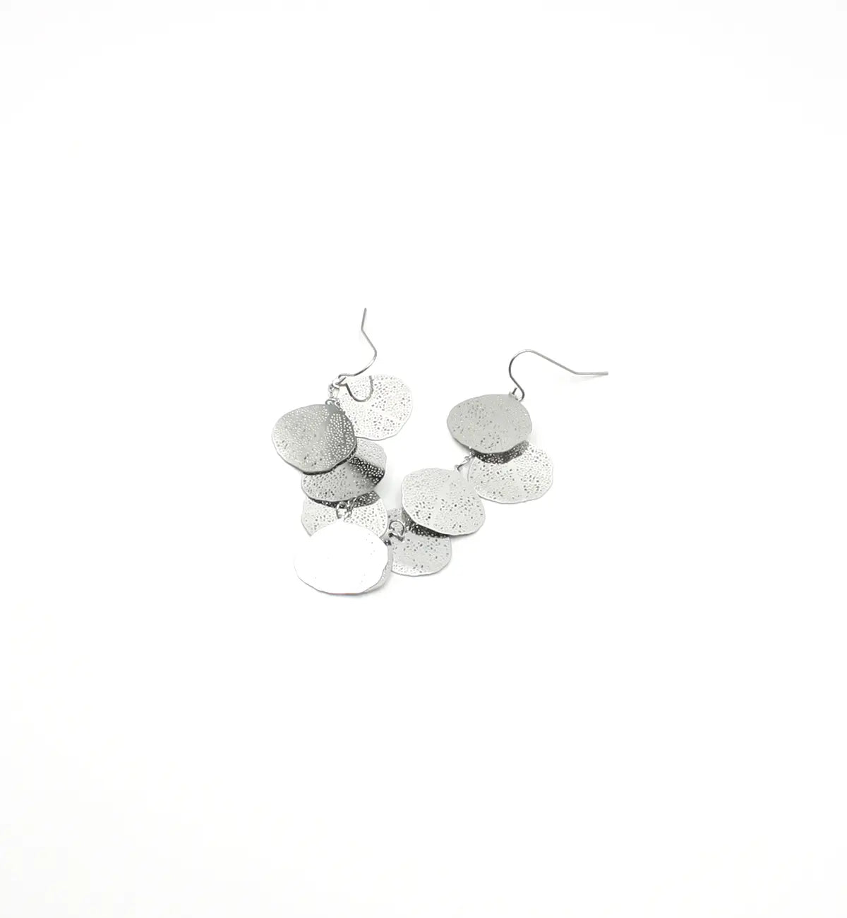 Pendientes Guía acero inoxidable plateado foto artística reseña de acabado brillante, hipoalergénicos y resistentes al agua. Delacabra