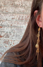 Pendiente largo de acero inoxidable dorado con colgantes estilo hoja en oreja de mujer
