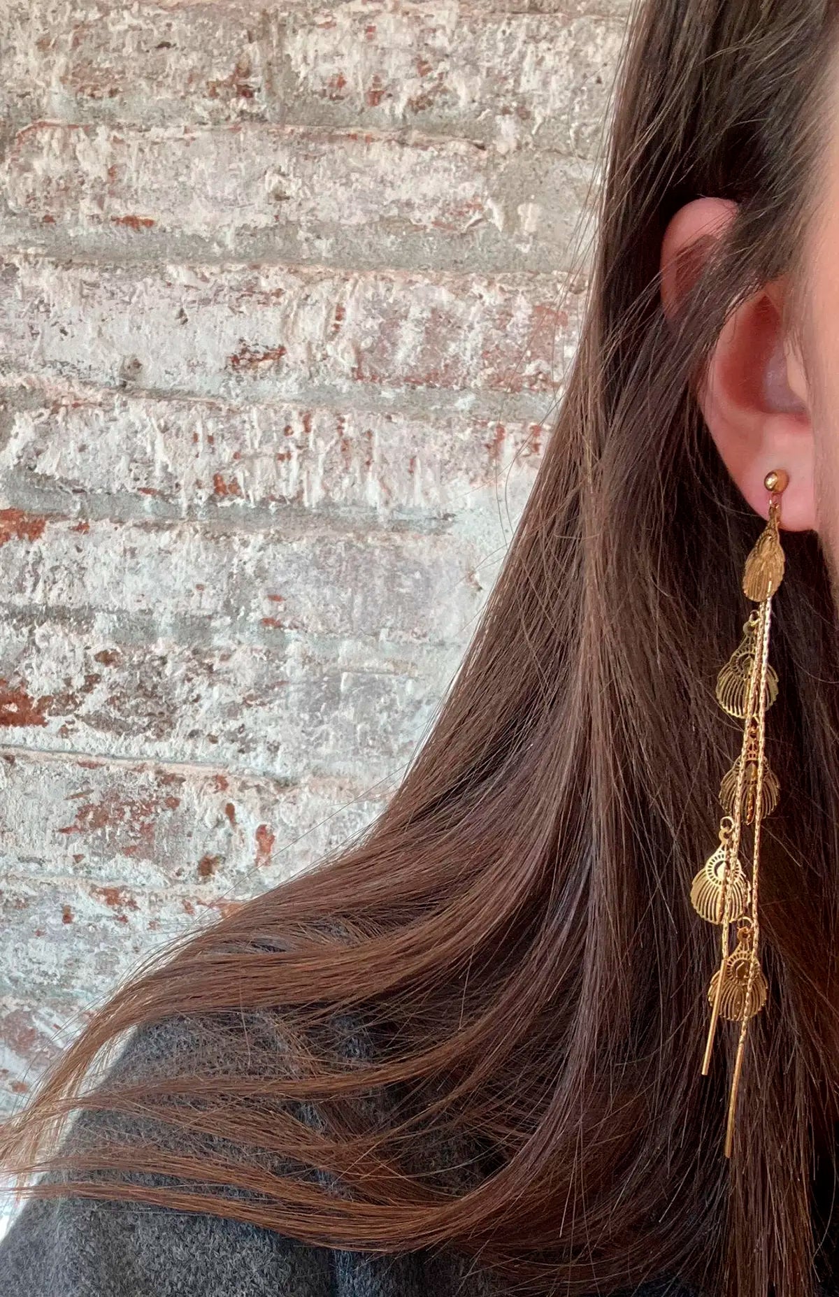 Pendiente largo de acero inoxidable dorado con colgantes estilo hoja en oreja de mujer