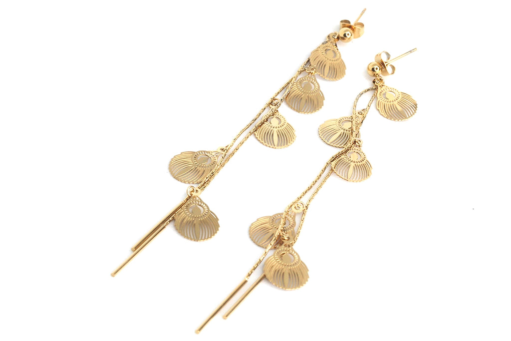 Pendientes Henar dorados largos de acero inoxidable con diseño de conchas colgantes, hipoalergénicos, resistentes al agua y duraderos - DELACABRA