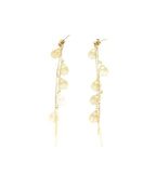 Pendientes largos de acero inoxidable dorado con diseño de conchas y cadenas colgantes.