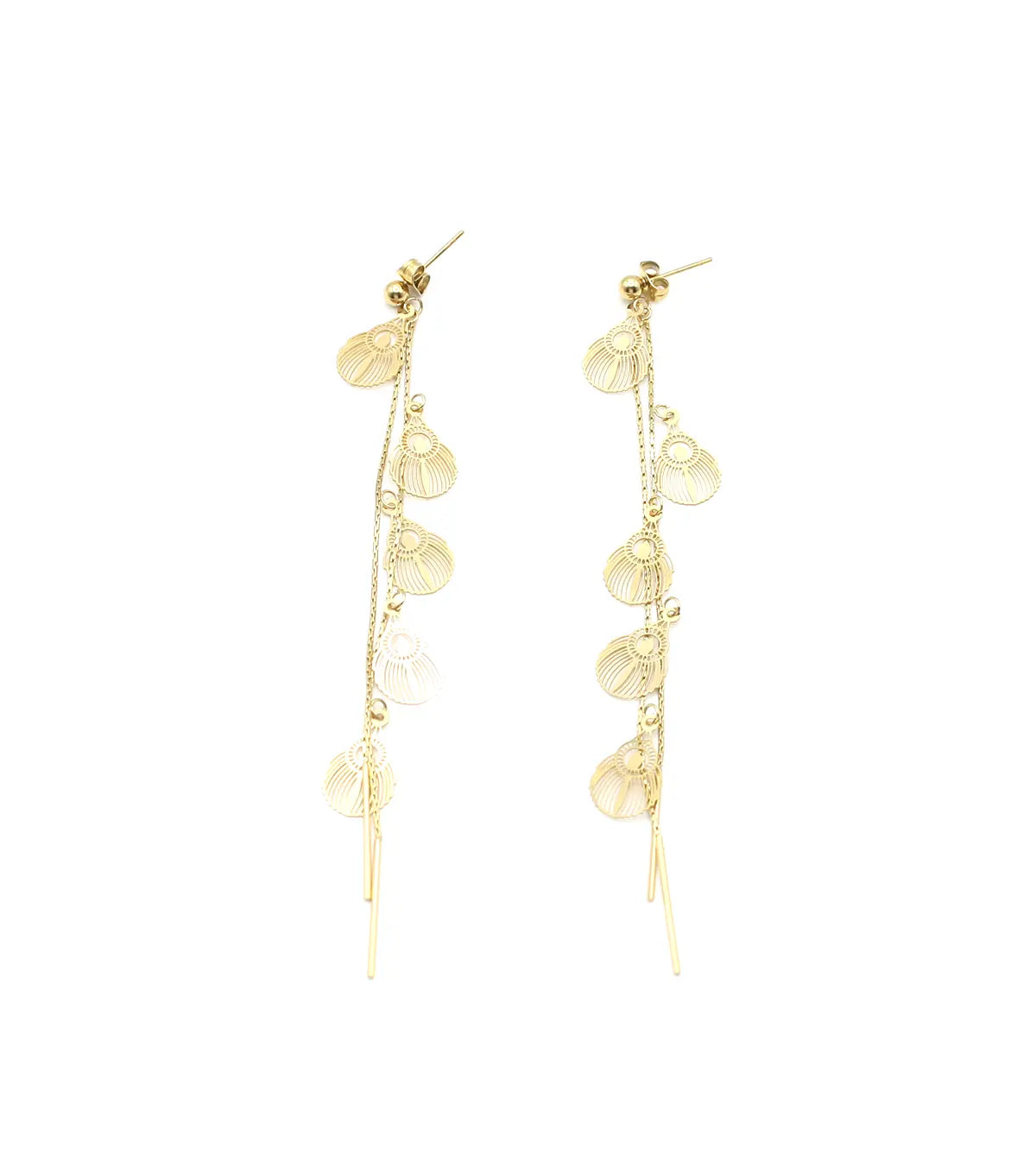Pendientes largos de acero inoxidable dorado con diseño de conchas y cadenas colgantes.