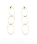 Pendientes largos de acero inoxidable dorado con tres aros enlazados, diseño moderno.