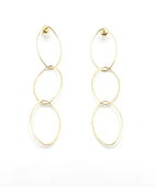 Pendientes largos de acero inoxidable dorado con tres aros enlazados, diseño moderno.