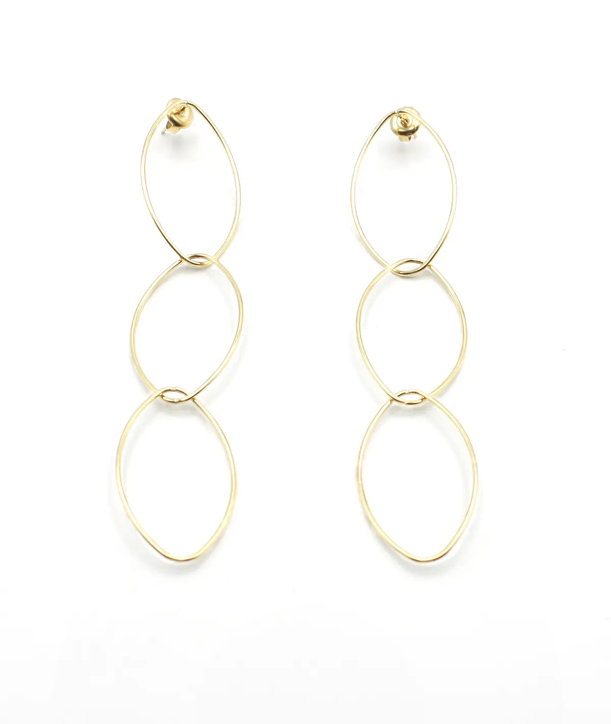 Pendientes largos de acero inoxidable dorado con tres aros enlazados, diseño moderno.