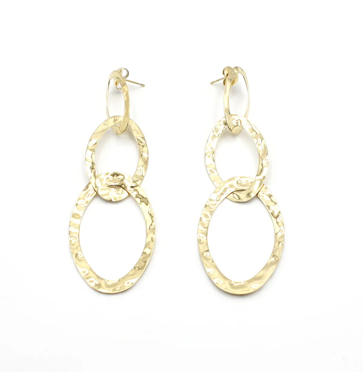 Pendiente Nicols acero inoxidable dorado, diseño de tres aros de diferente tamaño con textura irregular unidos en cascada, acabado brillante, hipoalergénicos y ligeros. - DELACABRA
